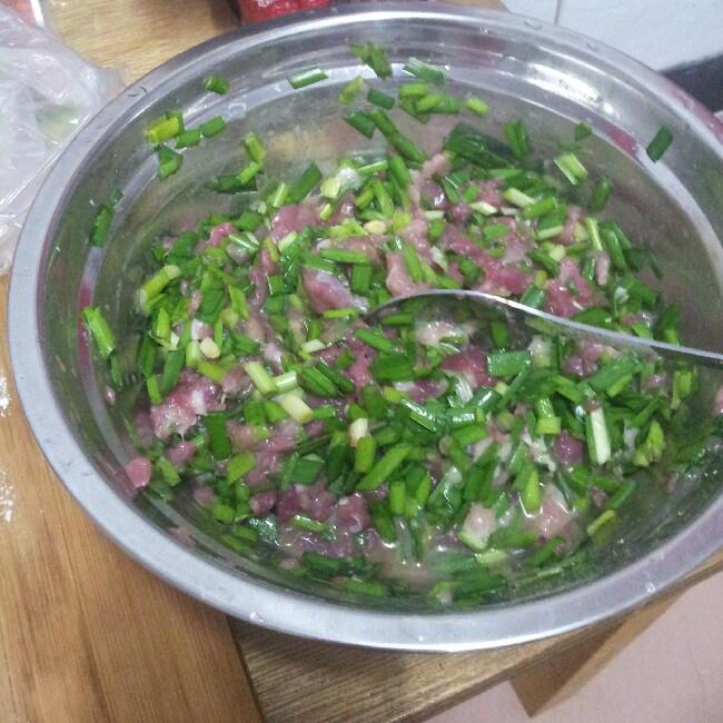 韭菜豬肉水餃的做法 步骤2