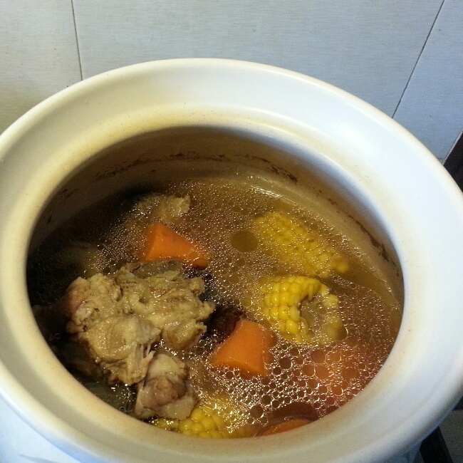 玉米紅蘿卜馬蹄骨頭湯的做法 步骤4