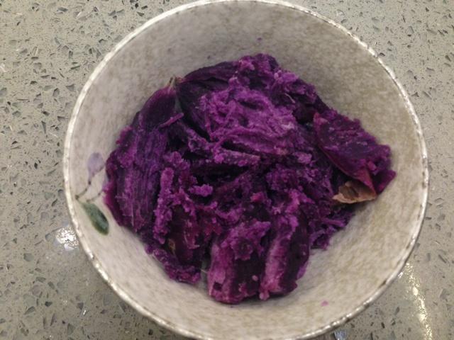 給自己的減肥餐-焗紫薯泥的做法 步骤1