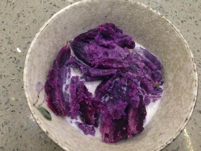 給自己的減肥餐-焗紫薯泥的做法 步骤2