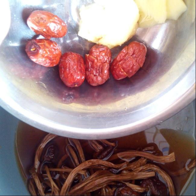 茶樹菇排骨湯(圖文)的做法 步骤3