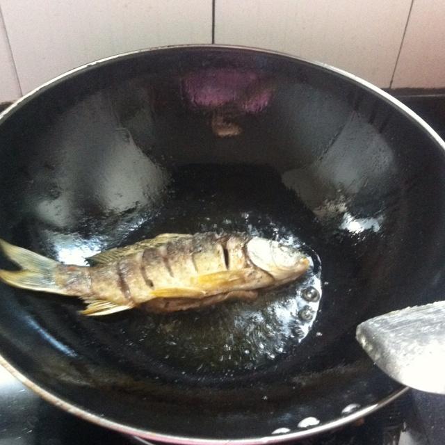 紅燒鯽魚的做法 步骤1