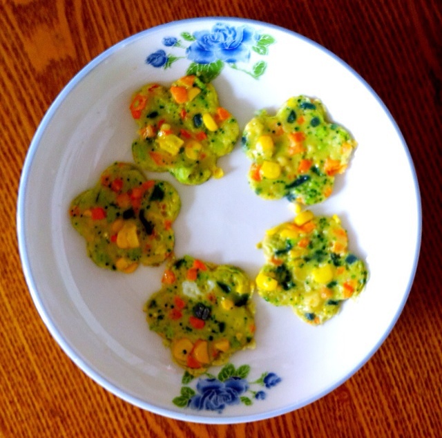 寶寶輔食︰營養多彩蔬菜雞蛋小餅的做法 步骤6