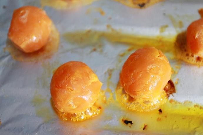 傳統風味的廣式蓮蓉蛋黃月餅的做法 步骤1