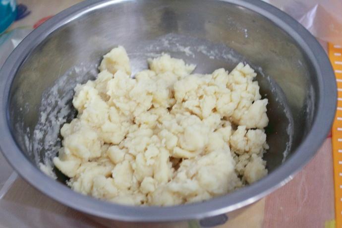傳統風味的廣式蓮蓉蛋黃月餅的做法 步骤2