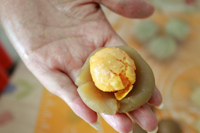 傳統風味的廣式蓮蓉蛋黃月餅的做法 步骤4