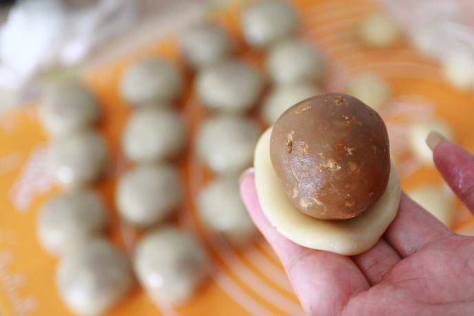 傳統風味的廣式蓮蓉蛋黃月餅的做法 步骤6
