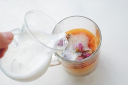 【玫瑰奶茶】自制放心甜蜜飲品的做法 步骤5