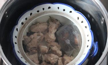 黑蒜菰米排骨湯的做法 步骤5