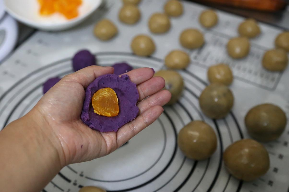 廣式（蛋黃/板栗）紫薯月餅的做法 步骤14