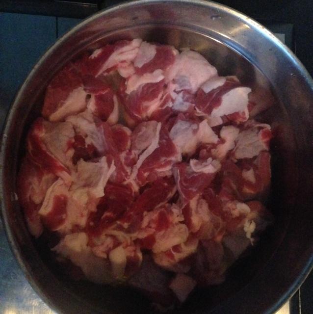 紅燒牛腩蘿卜的做法 步骤2