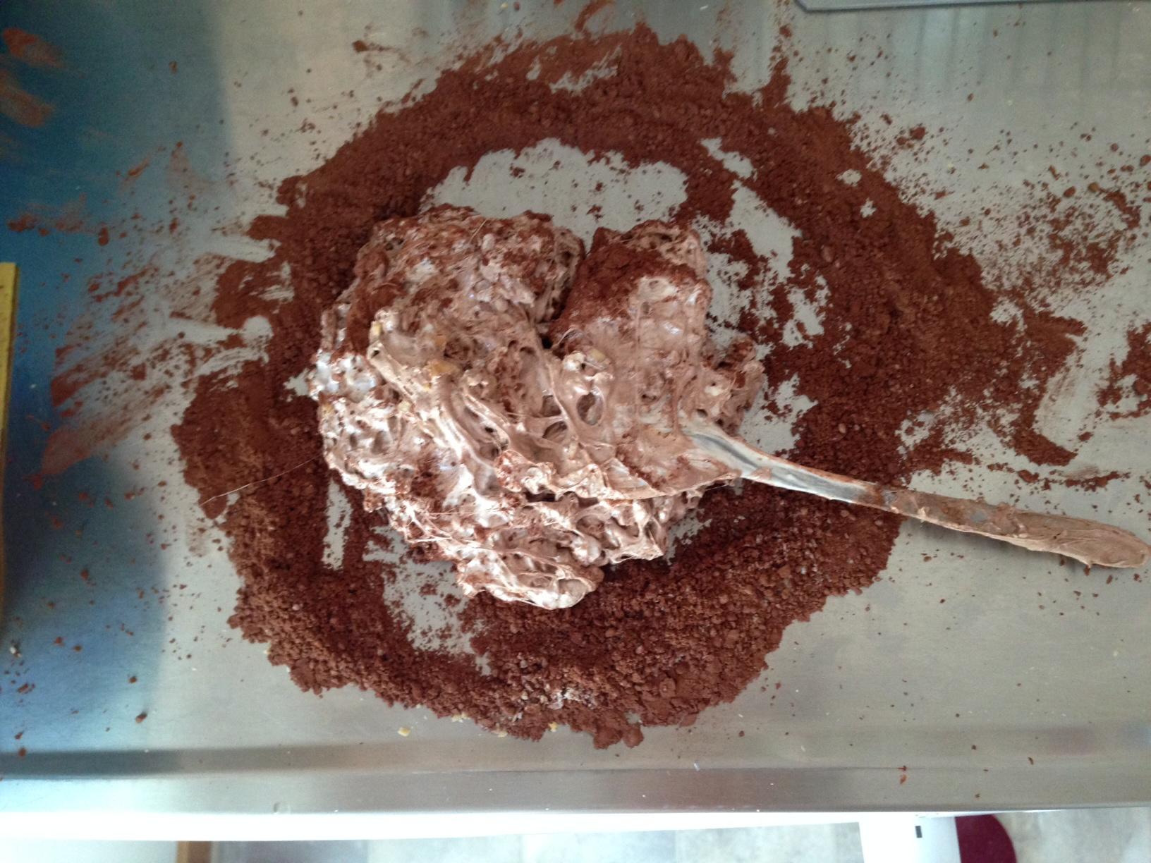 〔超簡易“黃多多媽”微波爐版〕巧克力味牛軋糖的做法 步骤3