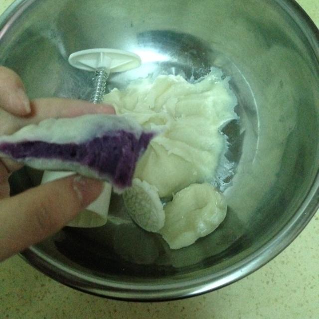 紫薯和紅豆冰皮月餅的做法 步骤12