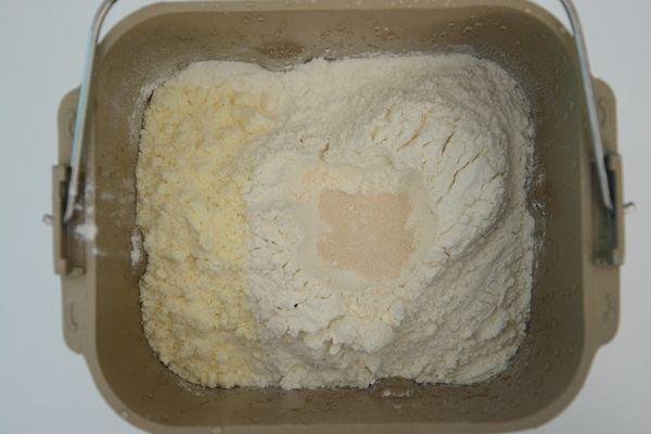 面包機做面包的方法（一鍵式蔓越莓淡奶油面包）的做法 步骤2
