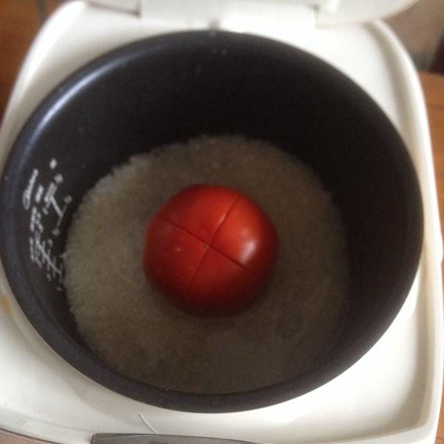 兩個番茄洋蔥飯的做法 步骤1