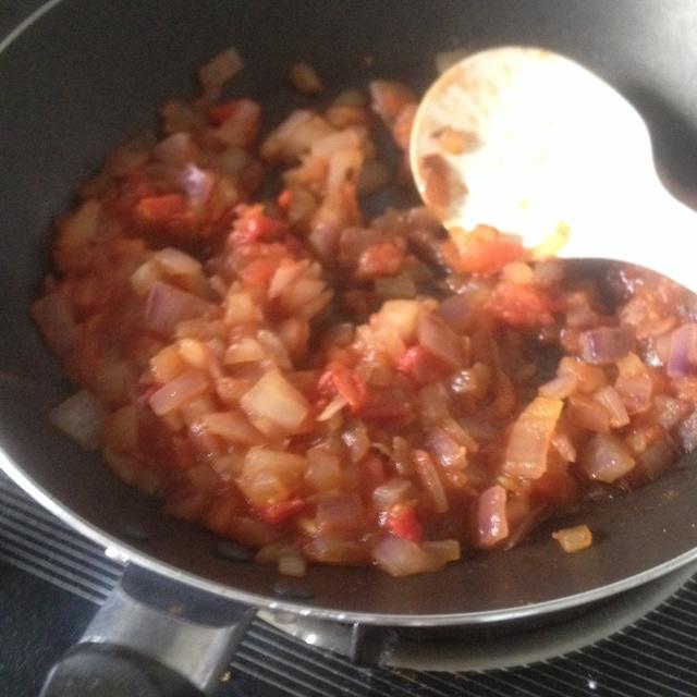兩個番茄洋蔥飯的做法 步骤2