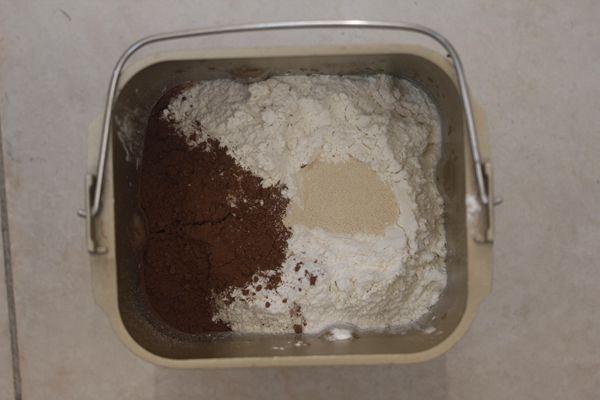 面包機做面包的方法（一鍵式巧克力面包)的做法 步骤3