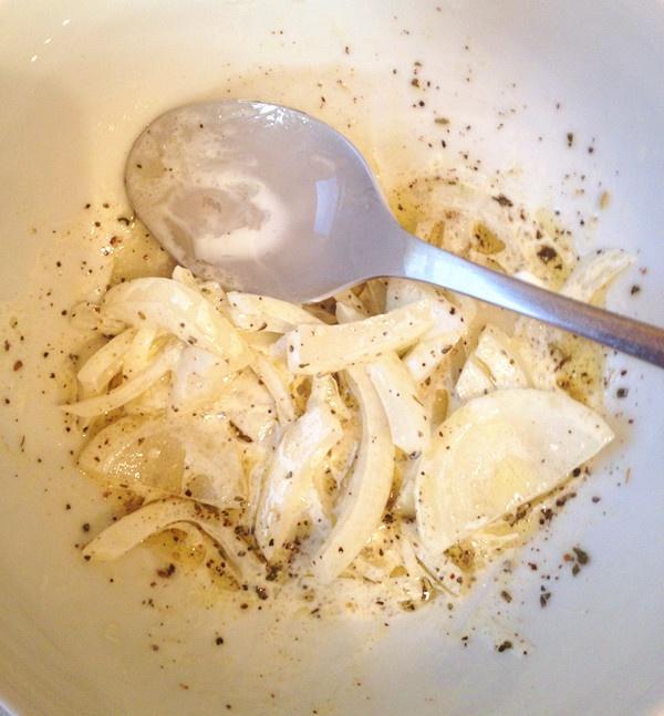 洋蔥奶油焗三文魚的做法 步骤2