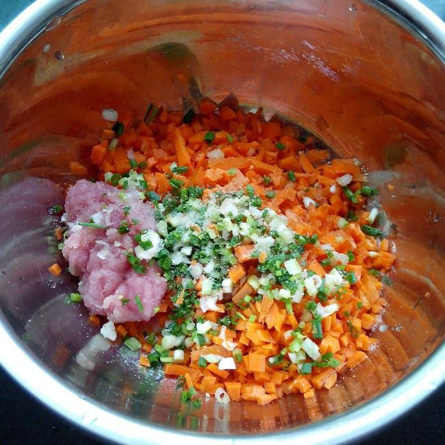 電飯鍋版胡蘿卜煎餃的做法 步骤1