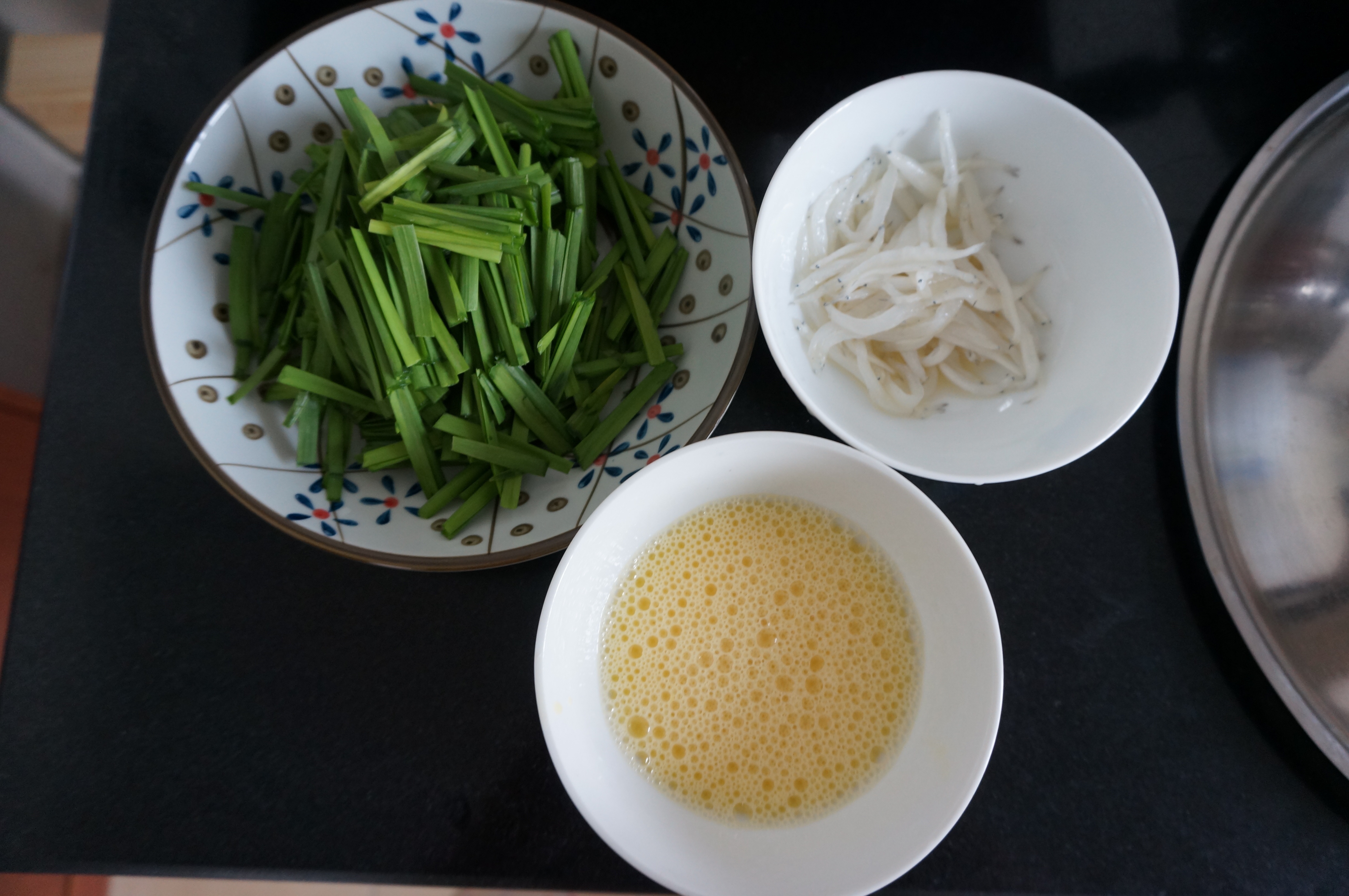 韭菜蛋皮炒銀魚的做法 步骤1