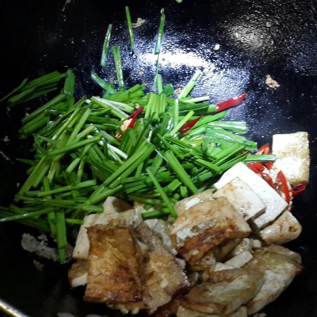 油煎豆腐炒韭菜的做法 步骤5