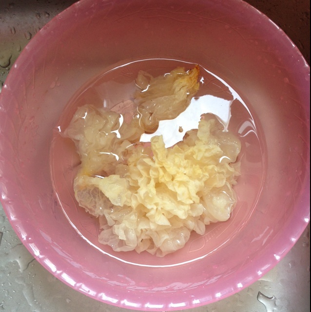 銀耳蓮子紅棗湯的做法 步骤1