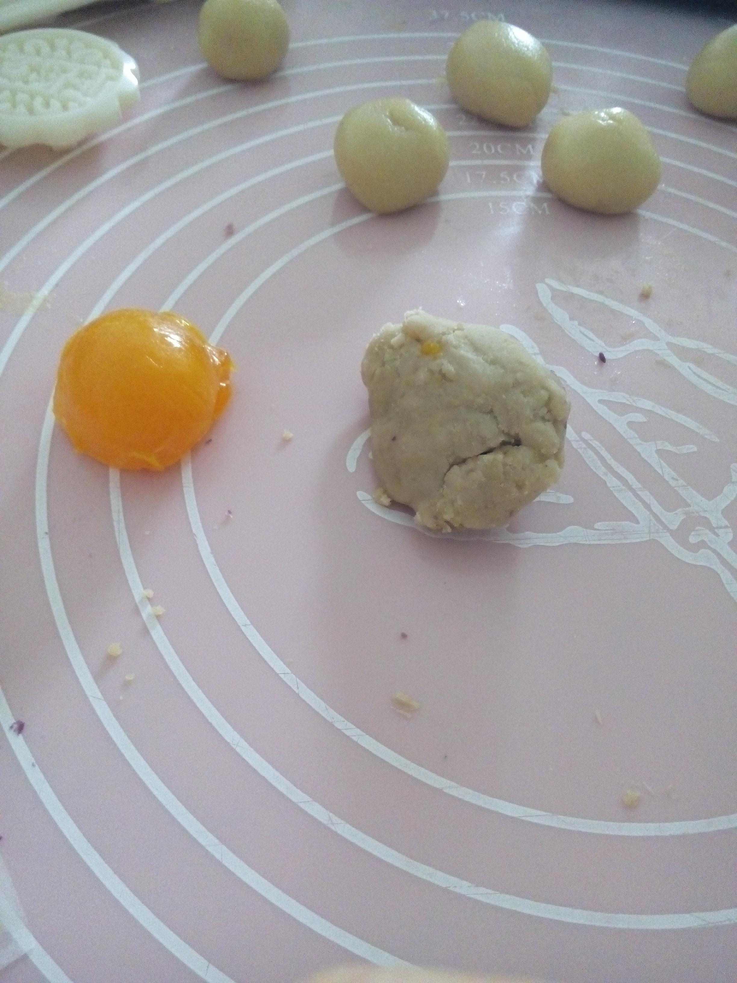 紫薯月餅+蛋黃蓮蓉月餅的做法 步骤5