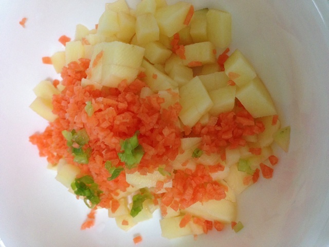 寶寶輔食--三文魚土豆胡蘿卜泥煎餅的做法 步骤1