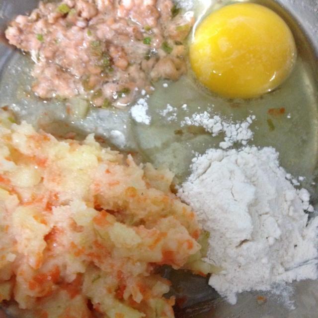 寶寶輔食--三文魚土豆胡蘿卜泥煎餅的做法 步骤3