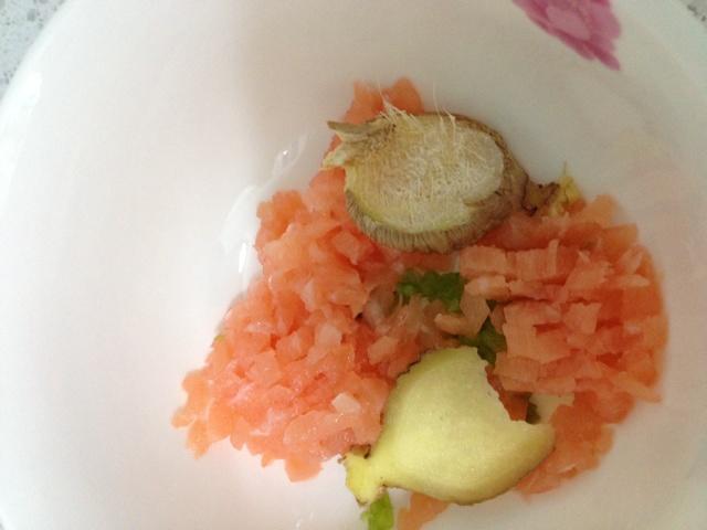 寶寶輔食--三文魚土豆胡蘿卜泥煎餅的做法 步骤2