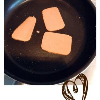 簡單美味 (^-^)/芝士火腿三明治的做法 步骤4