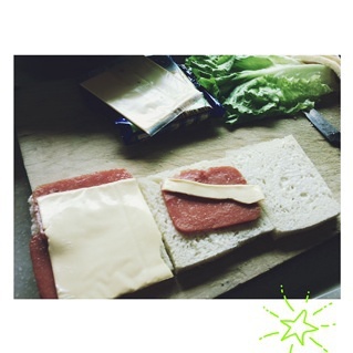 簡單美味 (^-^)/芝士火腿三明治的做法 步骤7