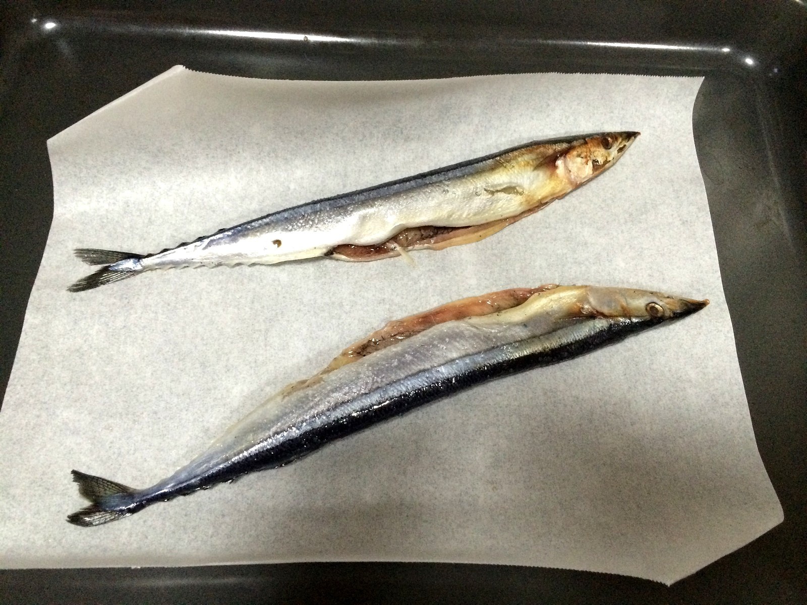 《昨日的美食》之鹽烤秋刀魚的做法 步骤3