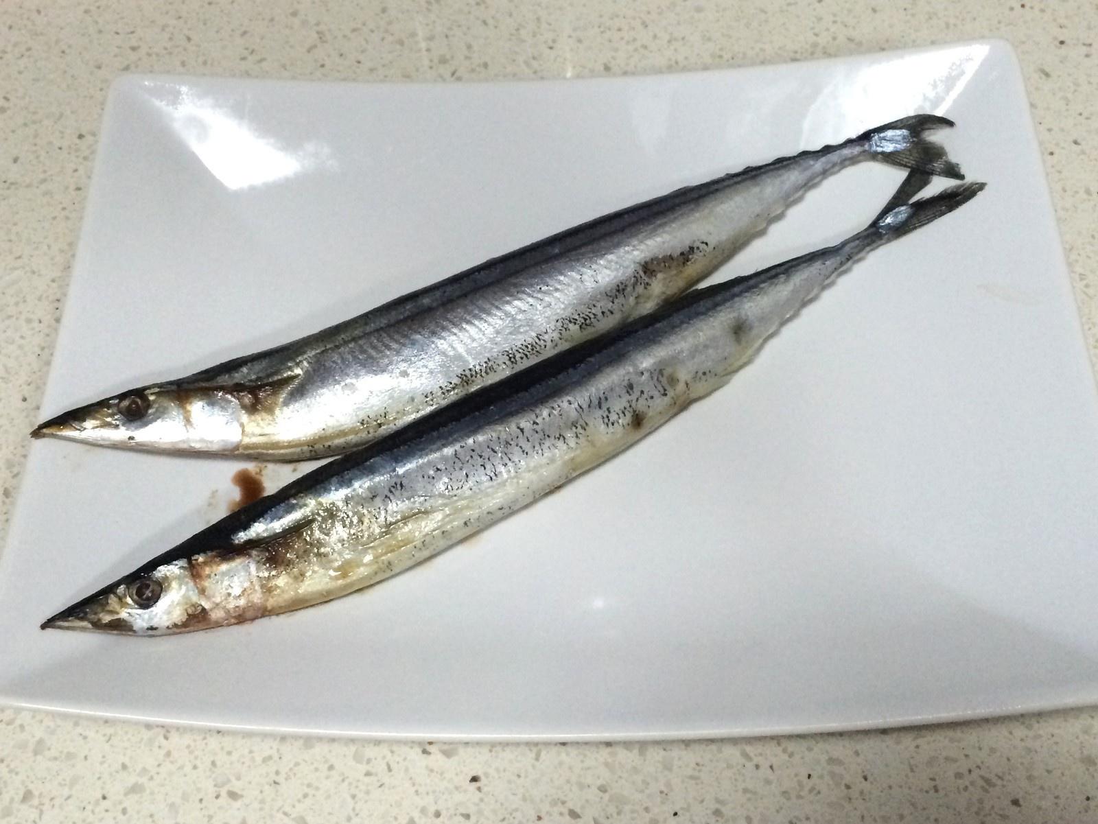 《昨日的美食》之鹽烤秋刀魚的做法 步骤2