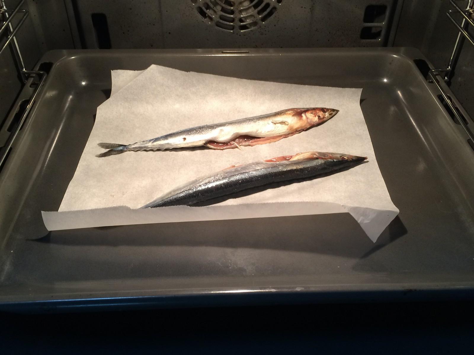 《昨日的美食》之鹽烤秋刀魚的做法 步骤5