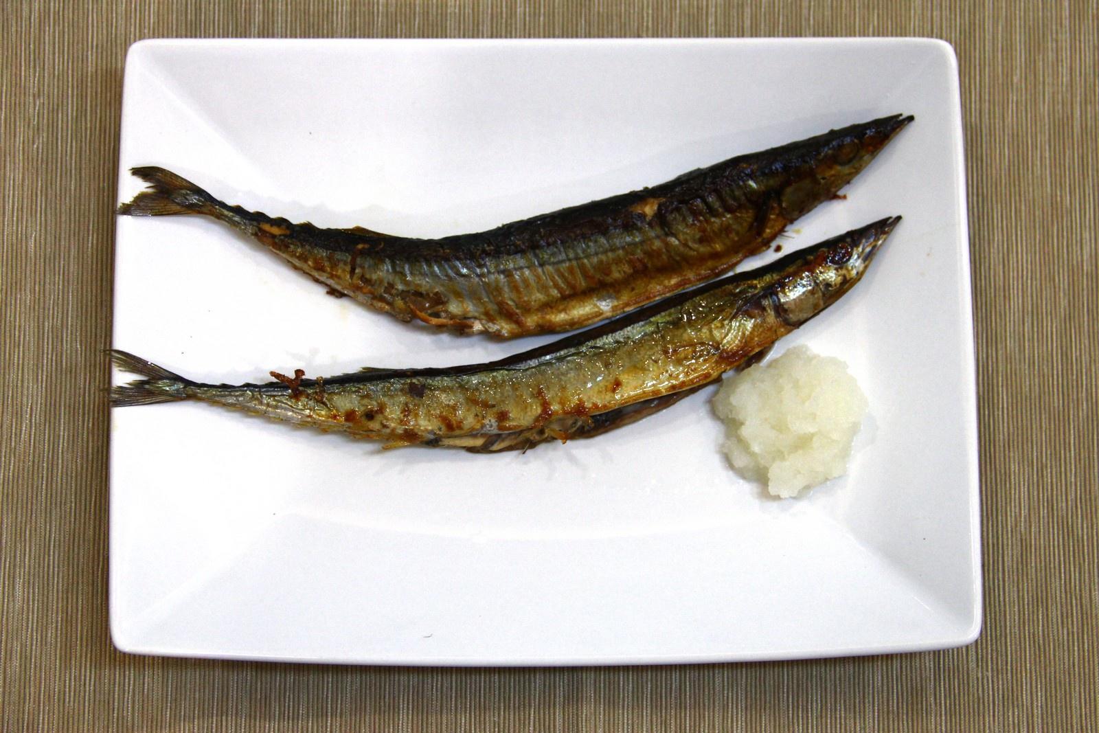 《昨日的美食》之鹽烤秋刀魚的做法 步骤7