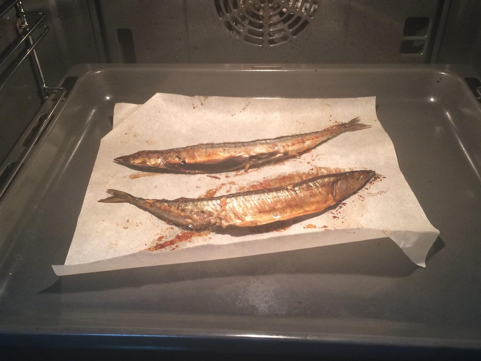 《昨日的美食》之鹽烤秋刀魚的做法 步骤6