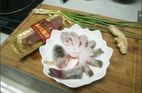 【金字美食廚房】火腿蒸鱸魚的做法 步骤2