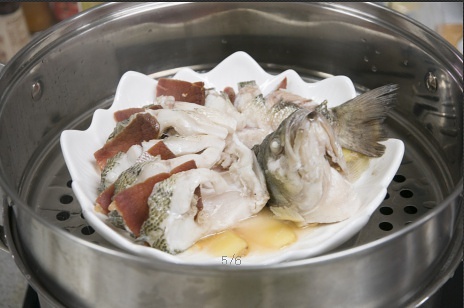 【金字美食廚房】火腿蒸鱸魚的做法 步骤5