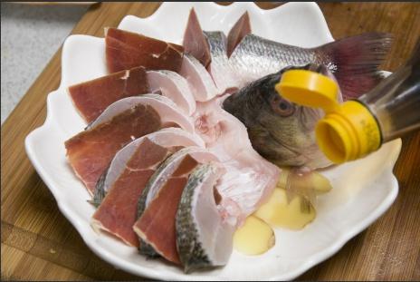【金字美食廚房】火腿蒸鱸魚的做法 步骤4