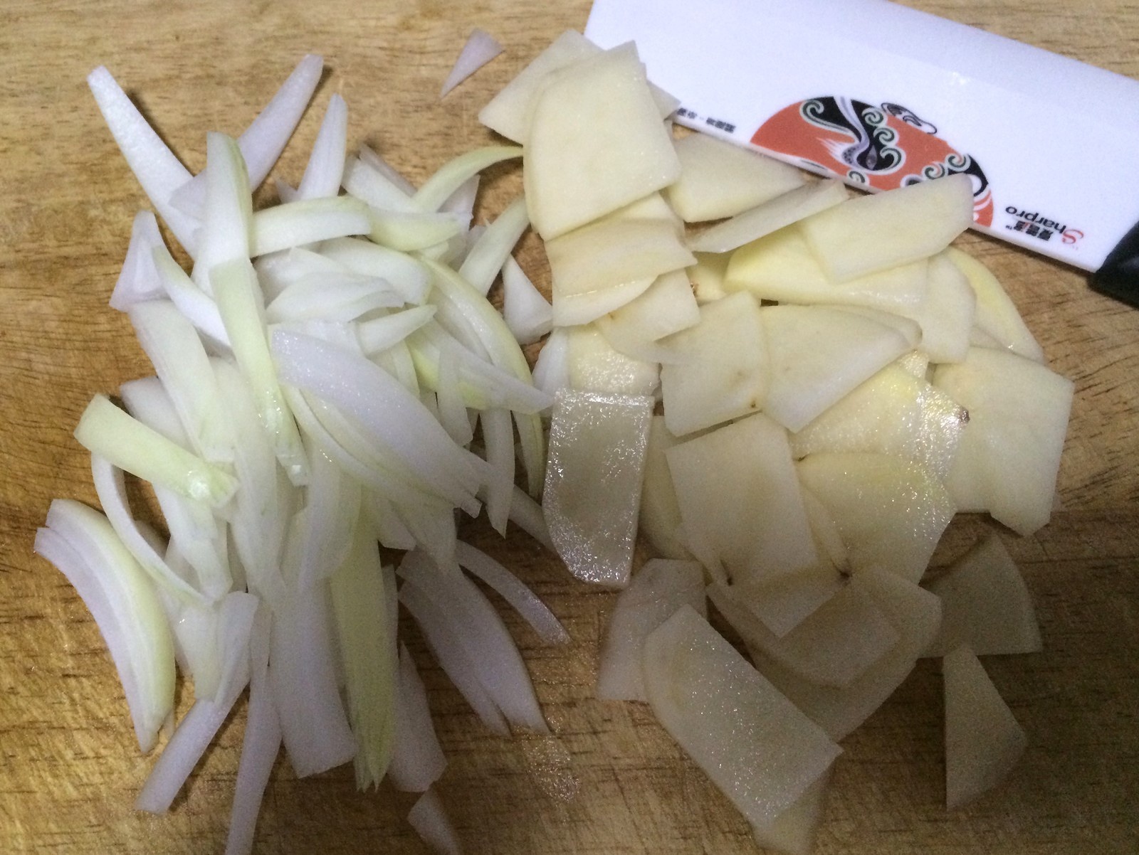 《昨日的美食》之洋蔥新馬鈴薯味噌湯的做法 步骤3