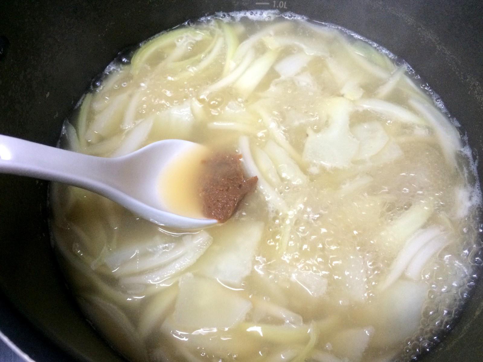 《昨日的美食》之洋蔥新馬鈴薯味噌湯的做法 步骤5