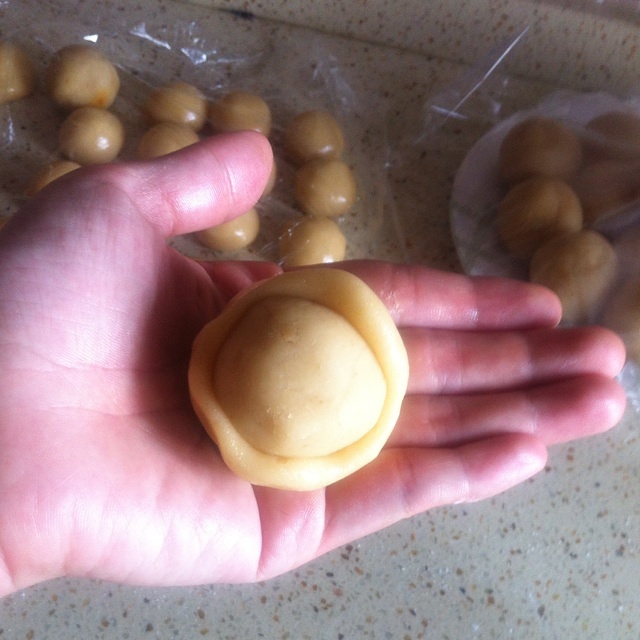 廣式蛋黃蓮蓉月餅的做法 步骤7