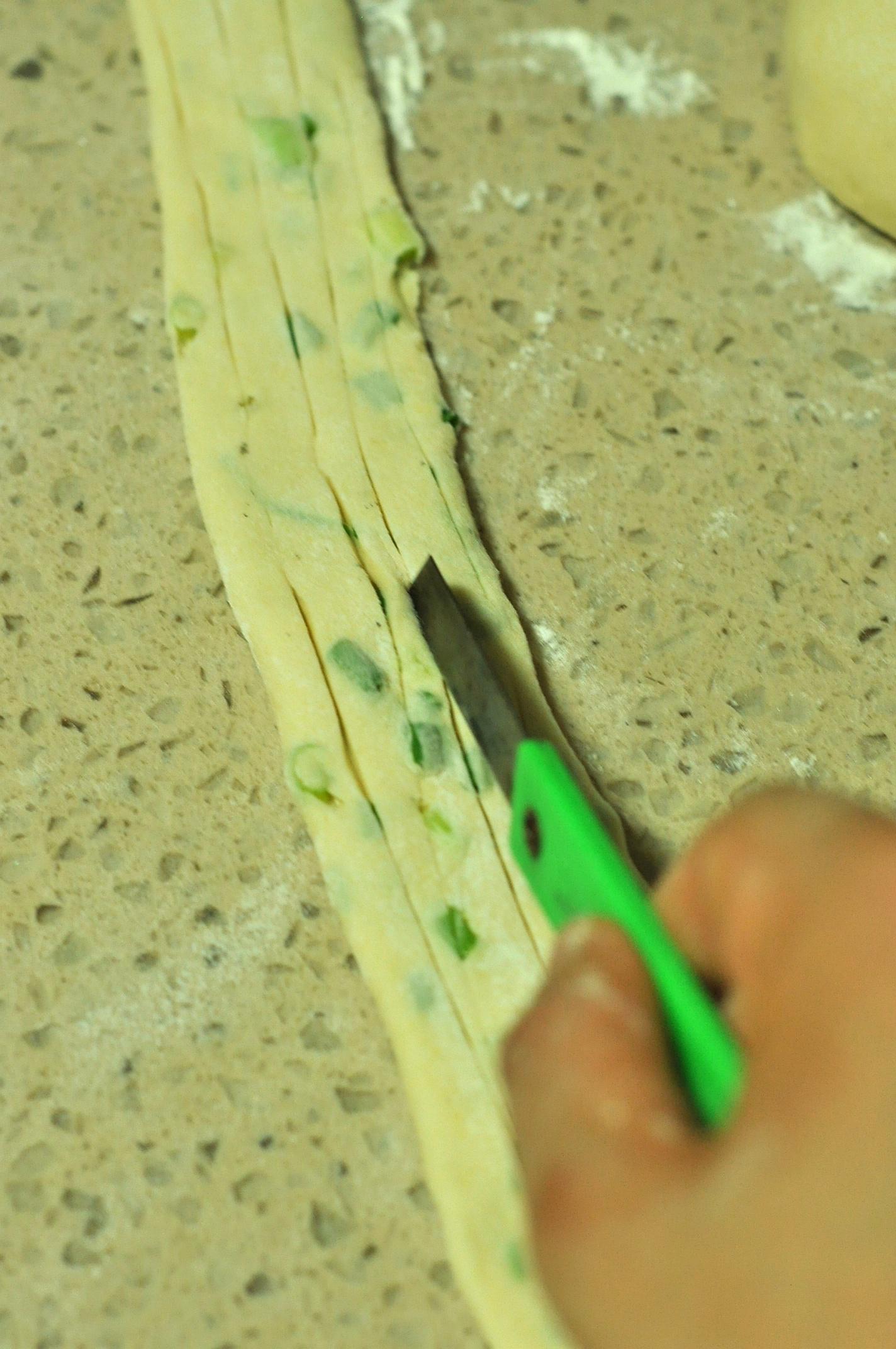 扯個痛快的多層香蔥花卷（天然酵母）的做法 步骤8