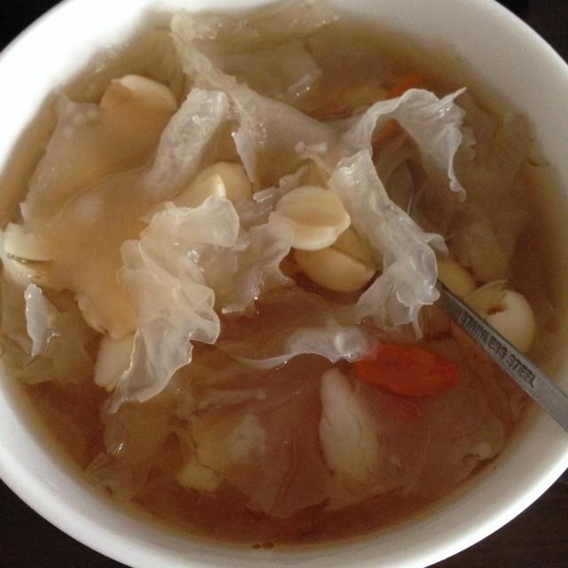 銀耳蓮子百合湯的做法 步骤2