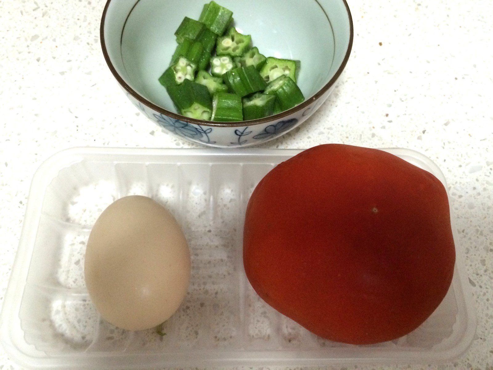《昨日的美食》之番茄秋葵蛋花湯的做法 步骤2