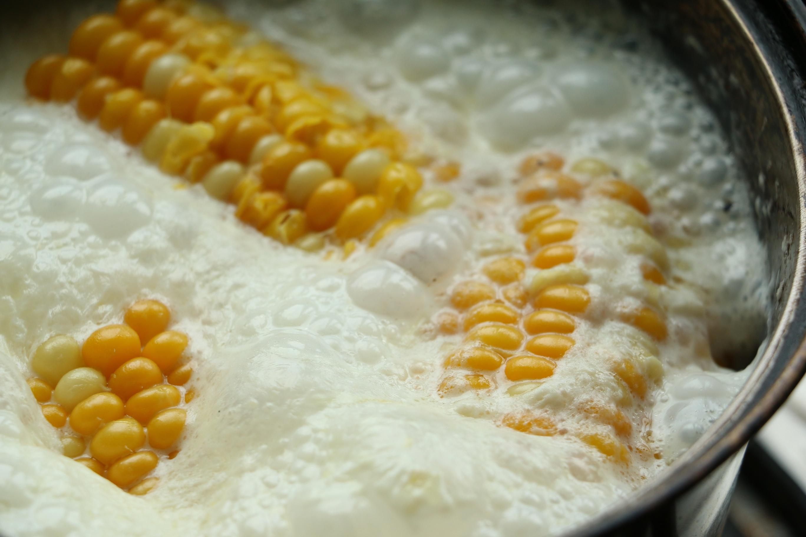 奶香煮玉米的做法 步骤2