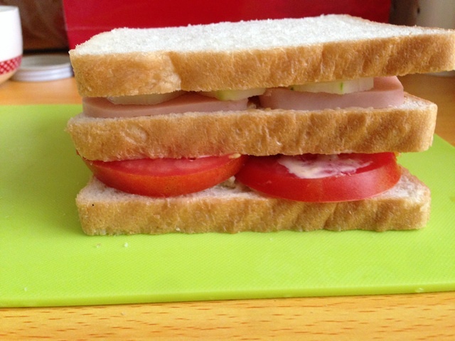 雞蛋火腿番茄黃瓜版三明治（簡易而豐富）的做法 步骤7