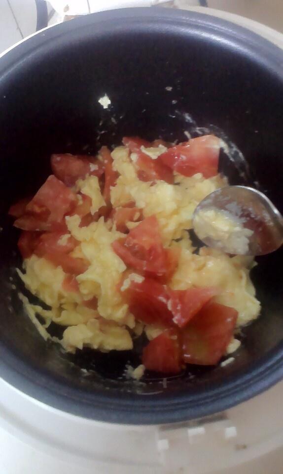 番茄雞蛋燜飯(電飯鍋版)的做法 步骤3