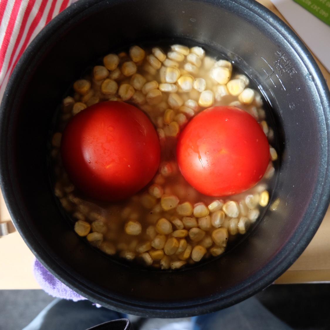 整個番茄飯加強版【兩個番茄玉米飯】的做法 步骤1